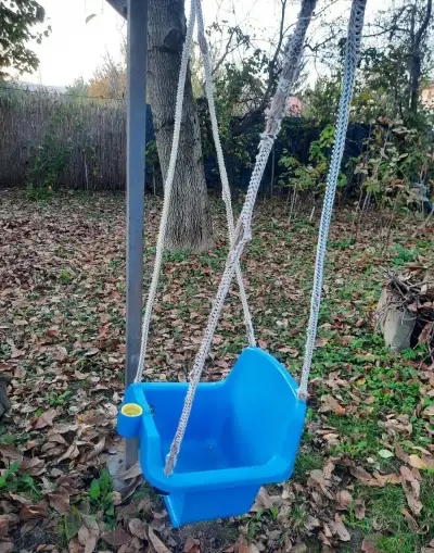 Svetlo-modru plastovu hojdacku pre deti