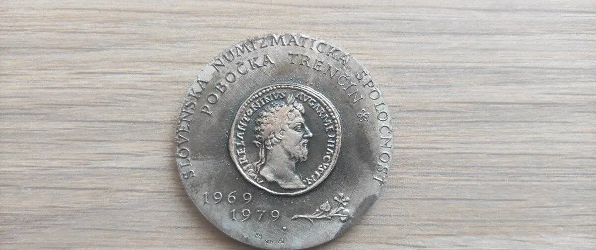 Strieborná medaila 1800 rokov rímskeho nápisu v Trenčíne