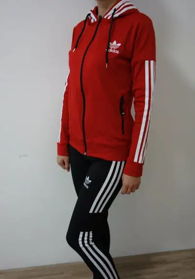 damska sportova suprava adidas,cerv.,styl.
