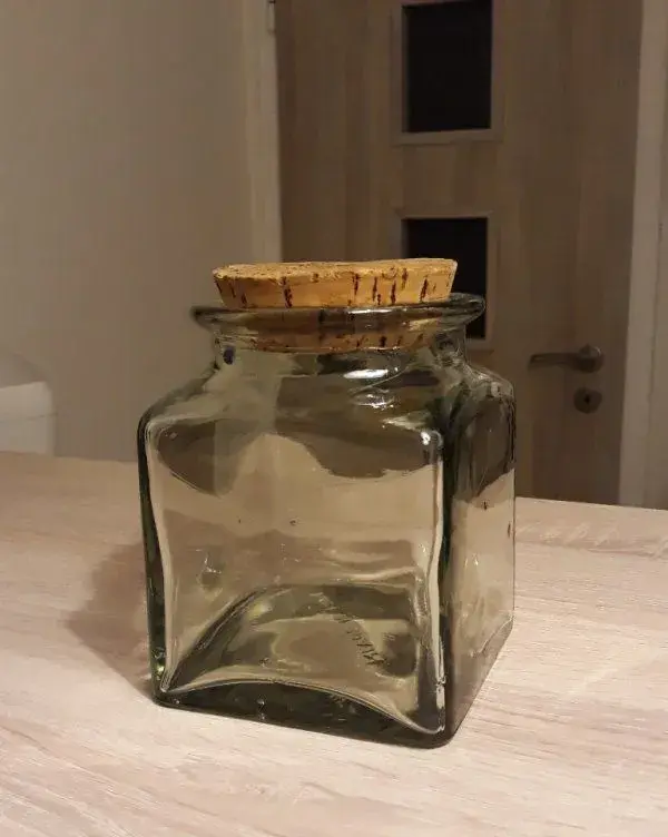 Sklenená nádoba s korkovou zátkou