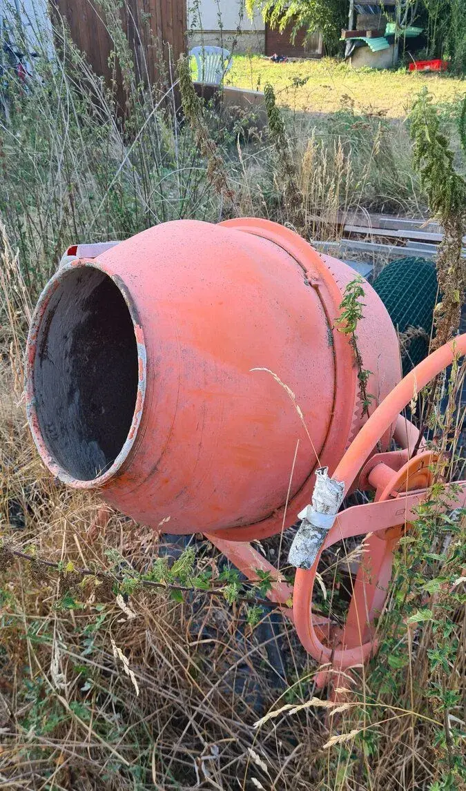 Miešačku na betón IRBAL 140 – použitá iba 1×