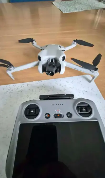 Dron DJI mini 4 pro flymore combo