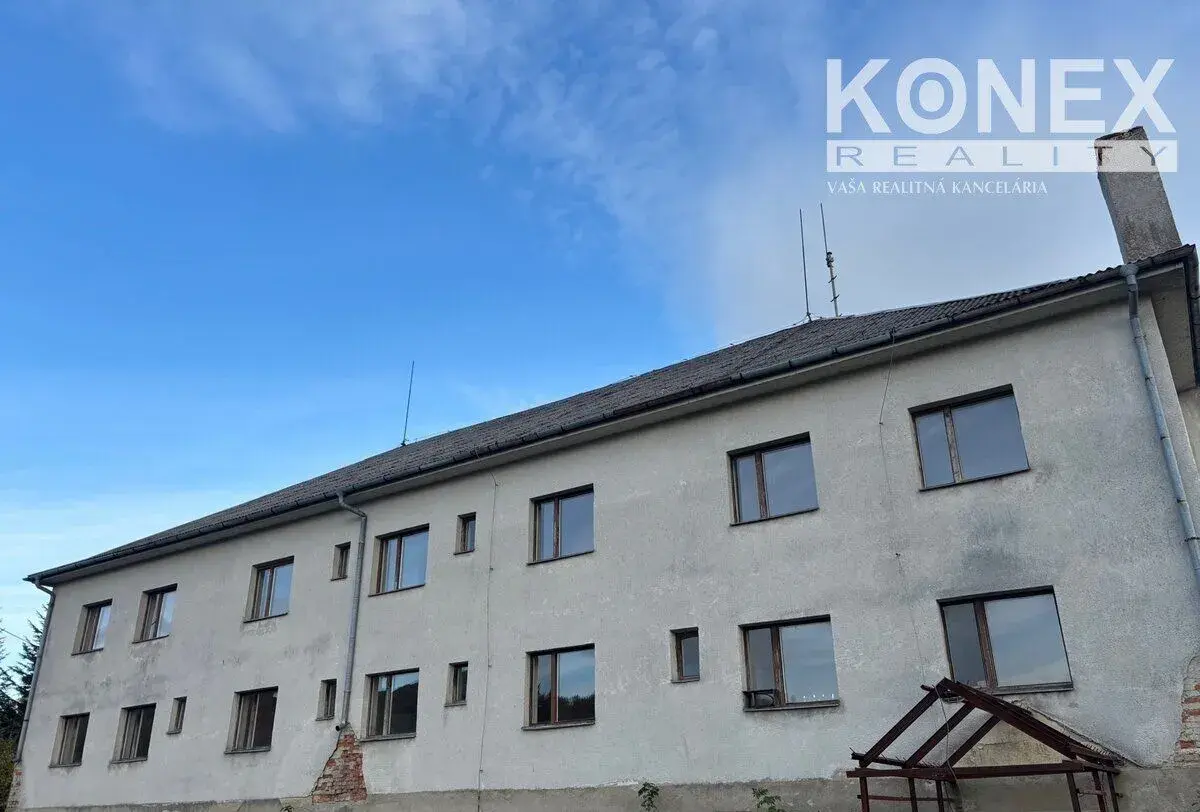 ID-5088 NA PREDAJ – Budova s garážami a rozsiahlym pozemkom,