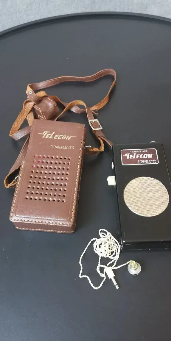 Vintage puzdro na vysielačku s tranzistorovým vysielačom a p
