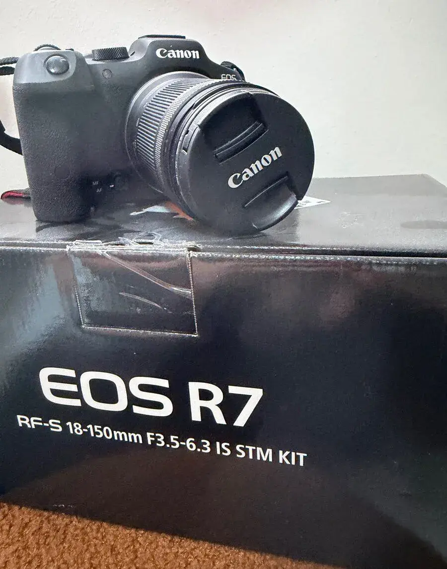 CANON EOS R7 + RF - 18-150 mm F3.5-6.3 IS STM KIT