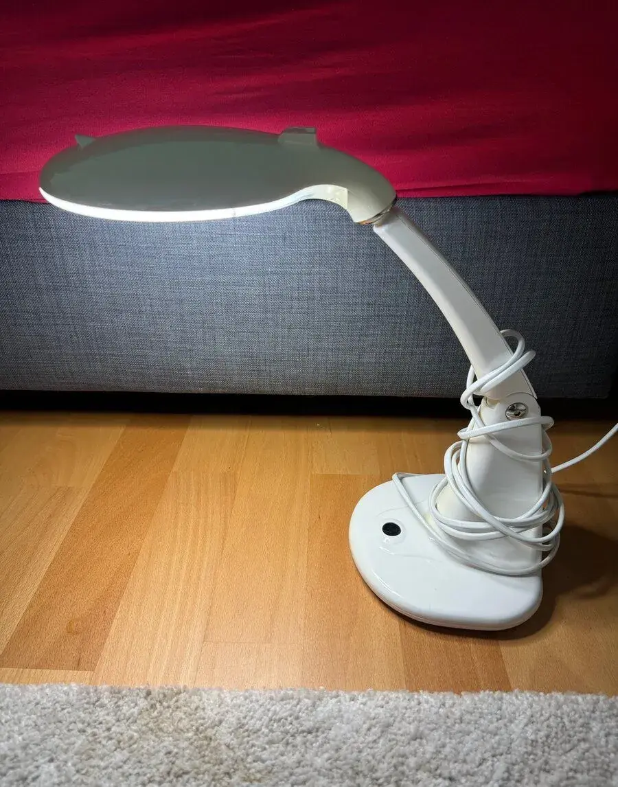 Stolná lampa s lupou