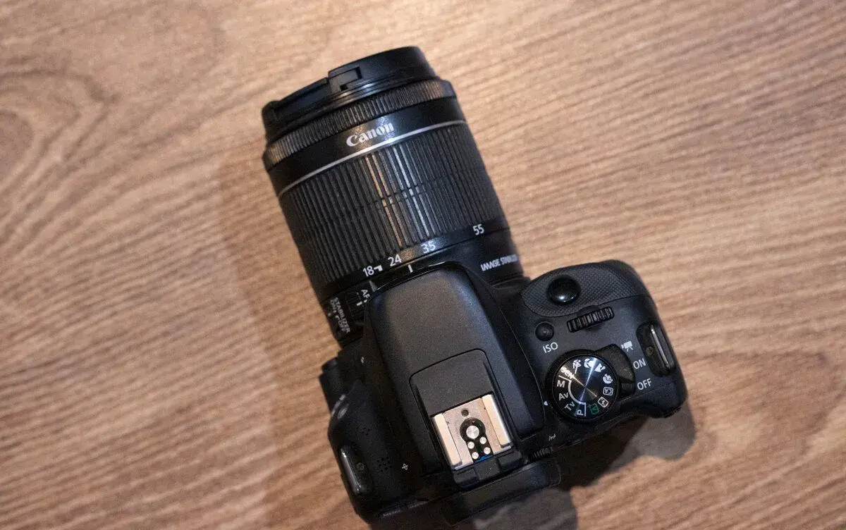 CANON 100D + Canon EF-S 18-55mm