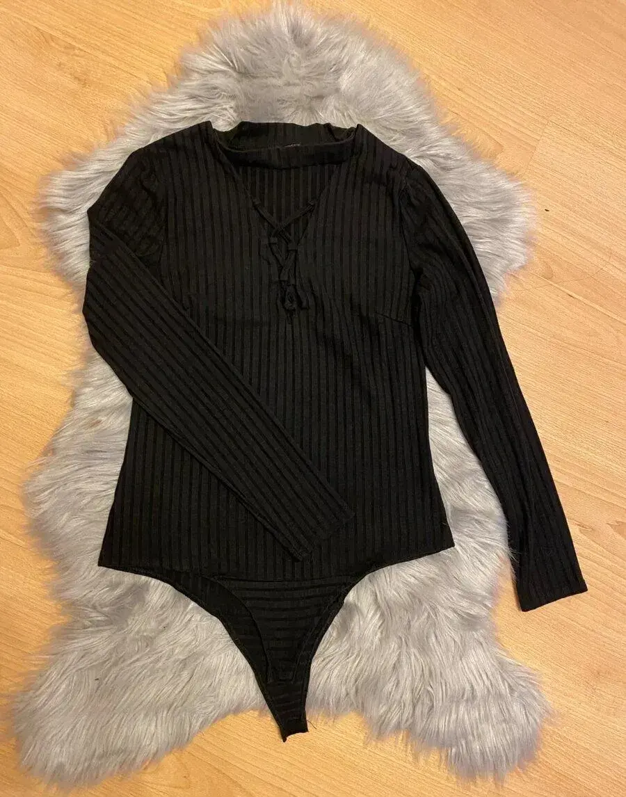 3x čierne body