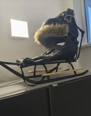 Kovové sane s fusakom,golierom a rukavicami