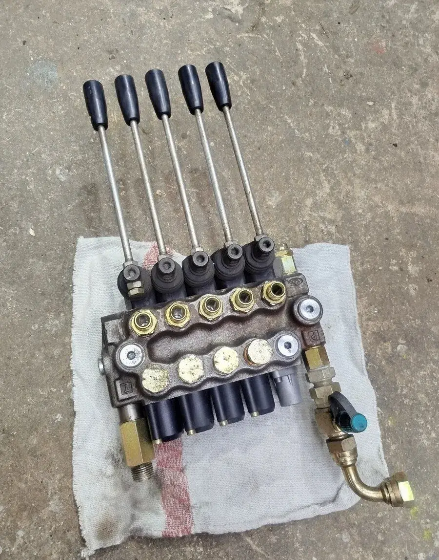 Hydraulický rozvádzač 5 sekcii
