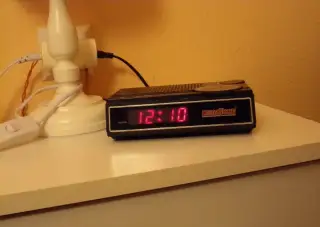 hodiny s rádiobudíkom MEGATONE