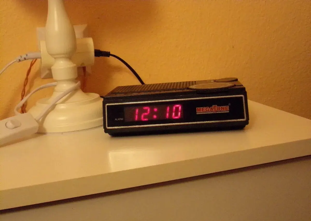 hodiny s rádiobudíkom MEGATONE