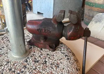 Poctivý dielenský zverák značky YORK 100.