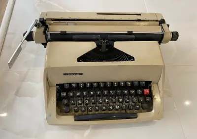 Písací stroj Model 2224 (ČSSR), retro, pekný stav