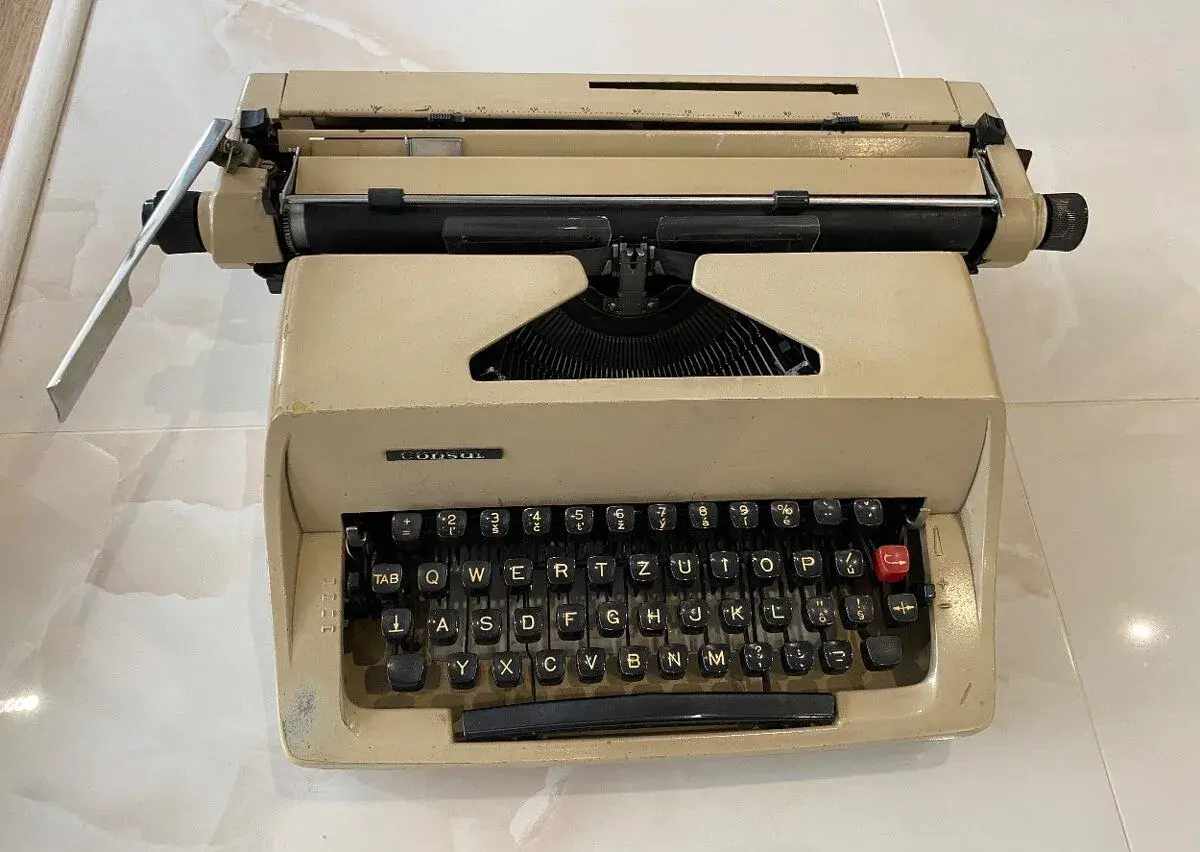 Písací stroj Model 2224 (ČSSR), retro, pekný stav