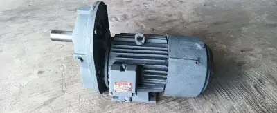 Elektromotor s prevodovkou
