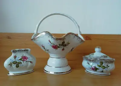 NOVÁ RETRO PORCELÁNOVÁ SÚPRAVA - KOŠÍK, CUKORNIČKA, STOJAN