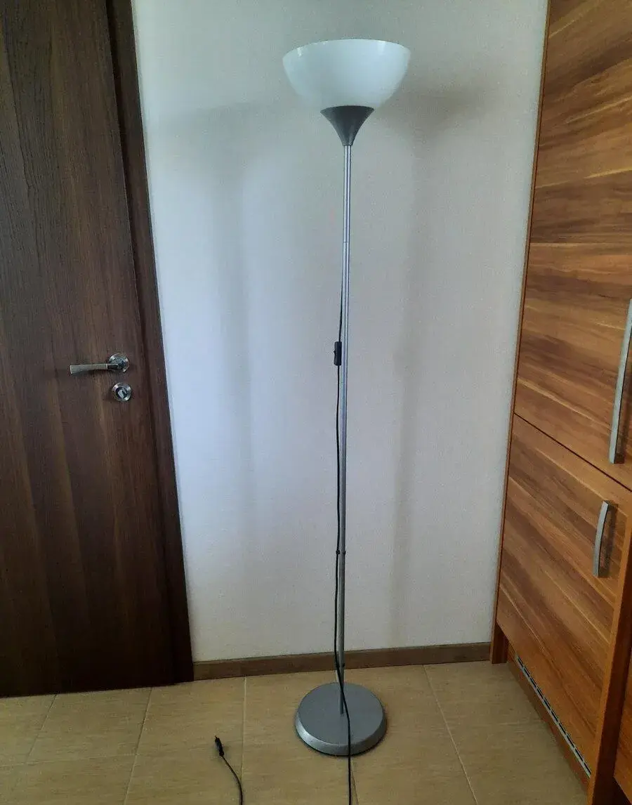 Stojaciu lampu so stmievacom