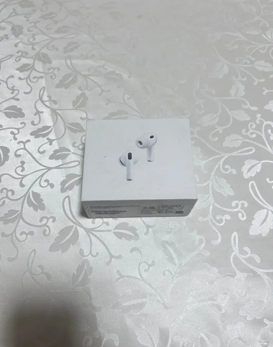 Apple AirPods Pro 3 – ako nové, bez škrabancov