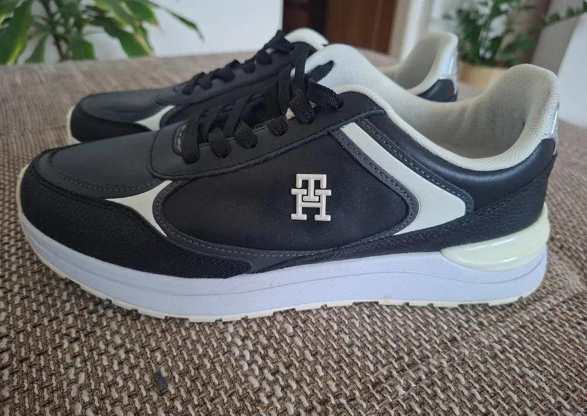 TOMMY HILFIGER kožené tenisky vel. 41,čierna