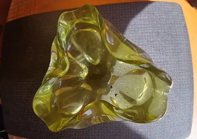 Popolník z hutníckeho skla
