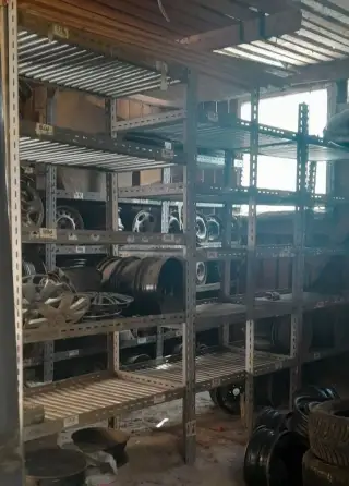 Pevné mohutné regale 82x270x440 majú aj plechovú vypl