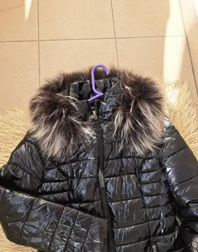 Dlhá bunda s kožušinou veĺ sedí na S/M