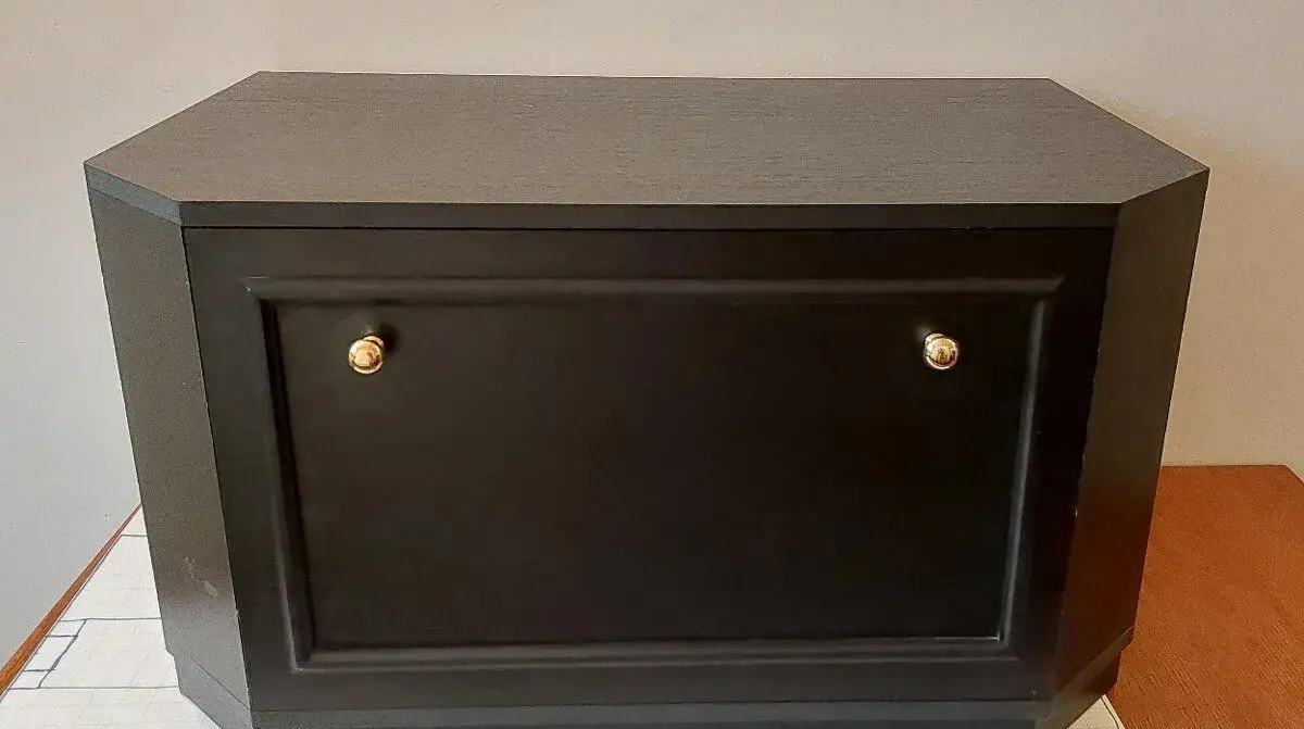 Skrinka (komoda), Skrinka pod TV
