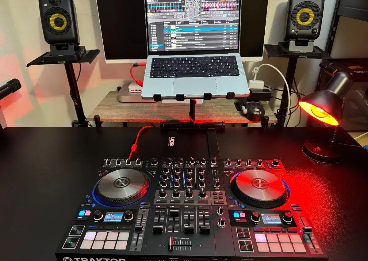 NATIVE INSTRUMENTS TRAKTOR KONTROL S4 MK3