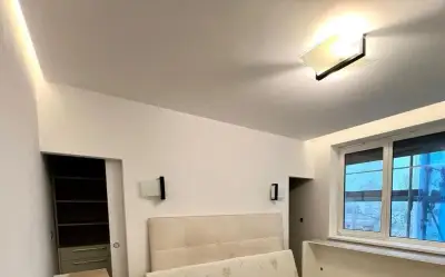 2x lampa, hnedocierne drevo s lesk.kovom, mliecne sklo