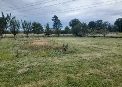 LIPOVEC – 870 m² OPLOTENEJ ZÁHRADY S VLASTNOU STUDŇOU |