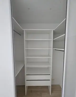 Vstavaná skriňa