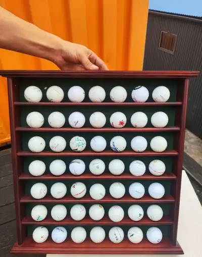 Drevená vitrína na golfové loptičky s kolekciou