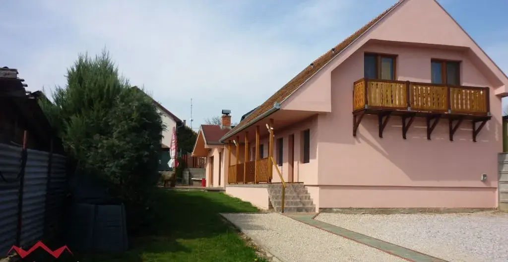 Na predaj zabehnutý penzión s rodinným bývaním, Podhájska