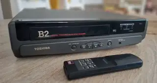 VHS video prehravač značky Toshiba