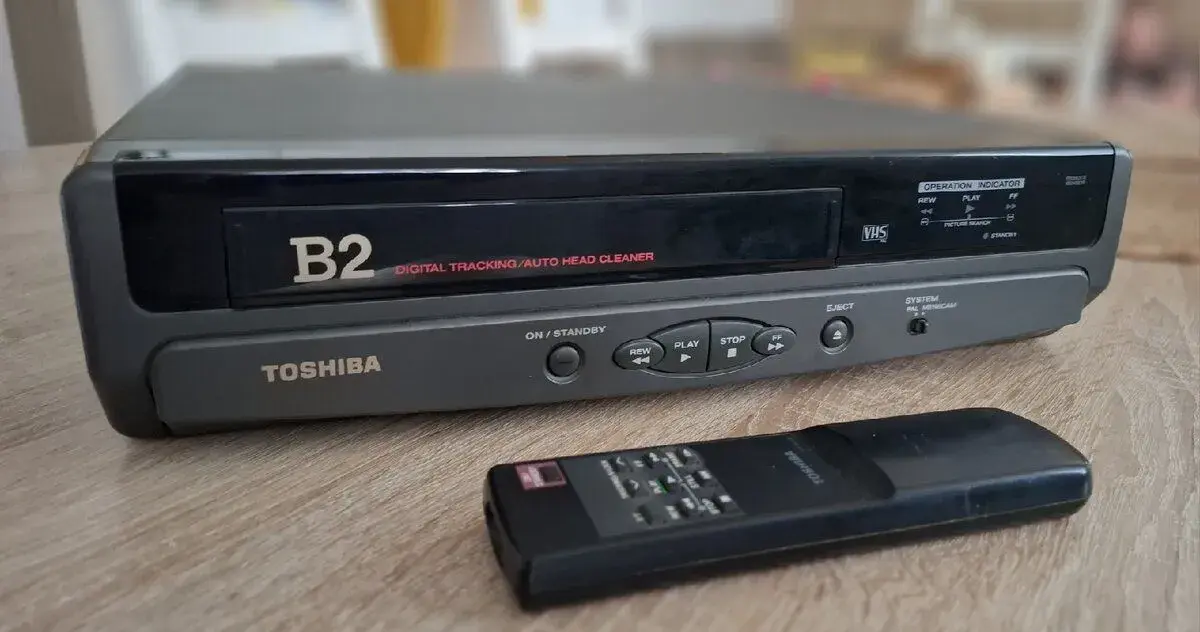 VHS video prehravač značky Toshiba