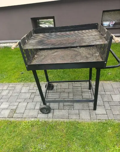 Gril na drevené uhlie