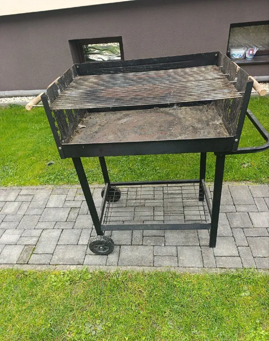 Gril na drevené uhlie