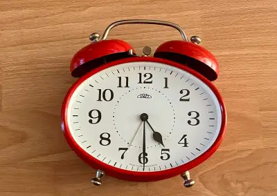 cervene retro hodiny prim