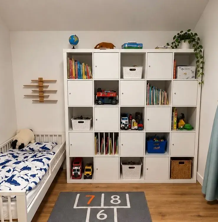 IKEA KALLAX 5 × 5 biely – s dvierkami a policovou vložkou