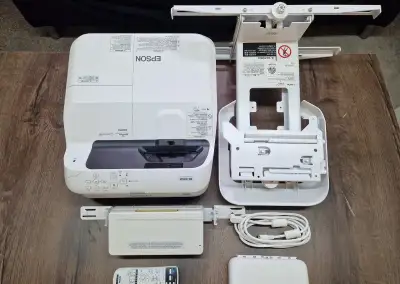 Epson EB-685W + držiak + komplet dotyková sada s perami