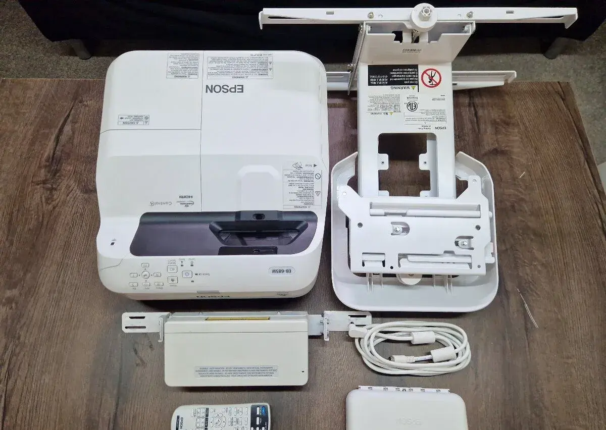 Epson EB-685W + držiak + komplet dotyková sada s perami