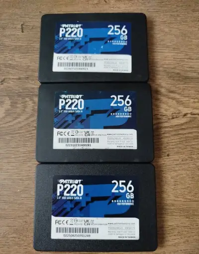 3x 2.5" SSD Patriot P220 - 256GB