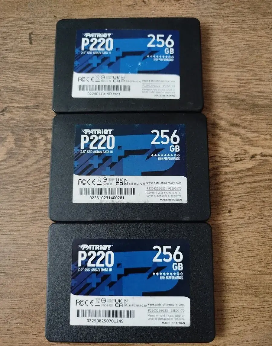 3x 2.5" SSD Patriot P220 - 256GB
