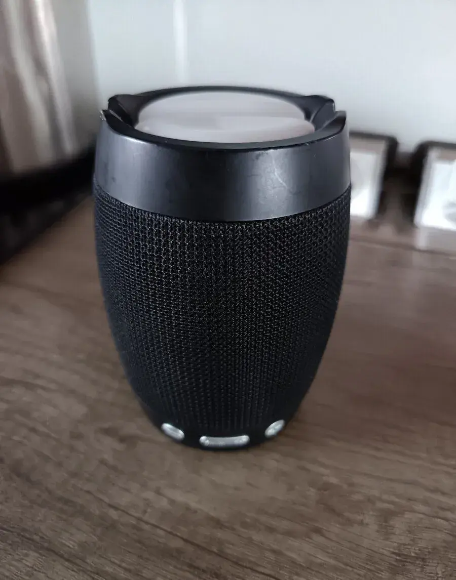 BT reproduktor s led osvetlením.