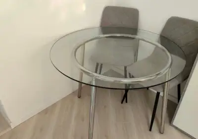 Sklenený stôl + 2x stoličky