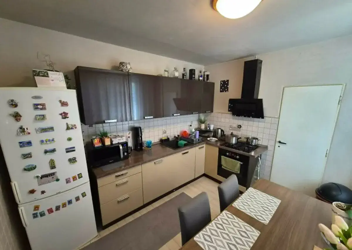 Priestranný 3-izbový byt s dvomi balkónmi blízko 84 m2 blízk