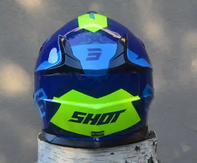 prilba helma motocross shot modrá žltá neon.