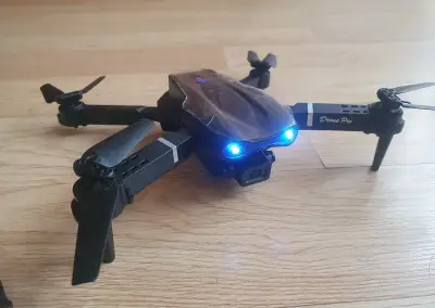 Dron s kamerov