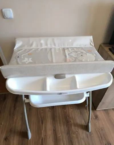 Prebaľovací pultik s vaničkou 2v1